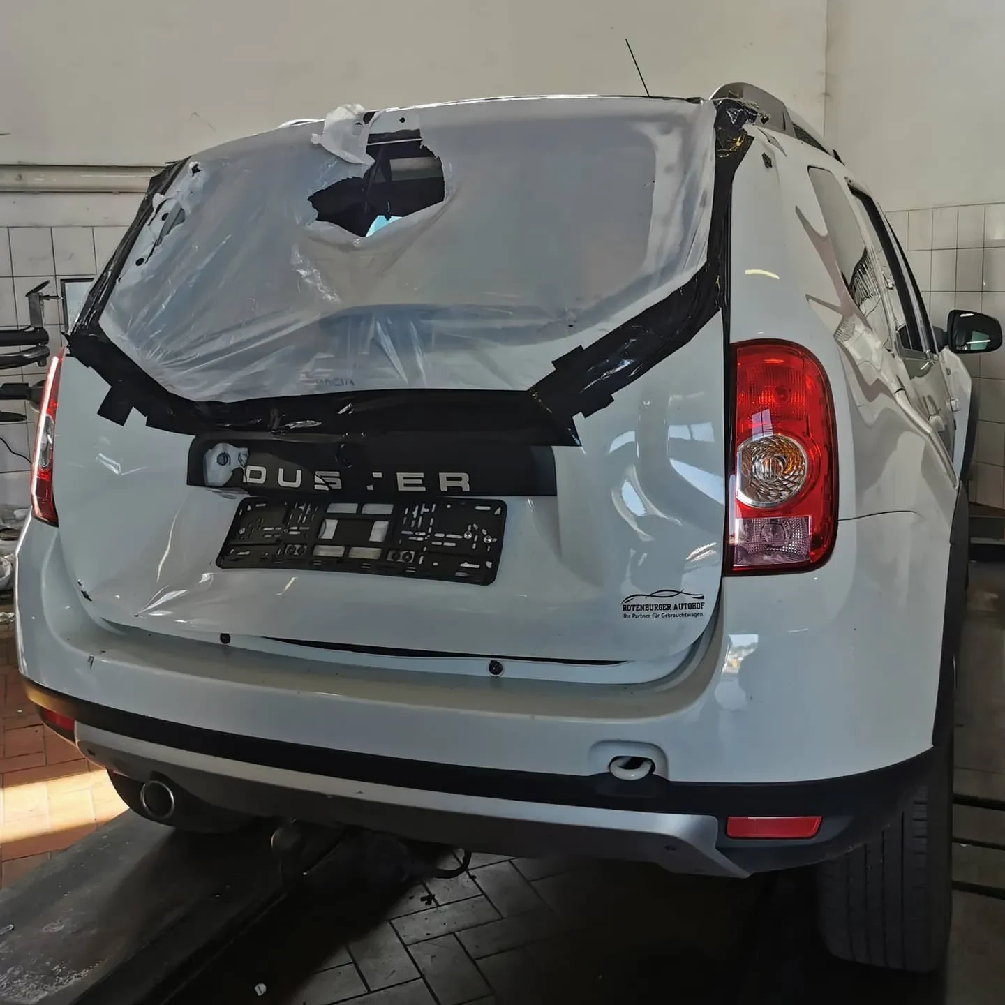 Dacia Duster mit Heckschaden vor der Unfallinstandsetzung bei Autopark Verden
