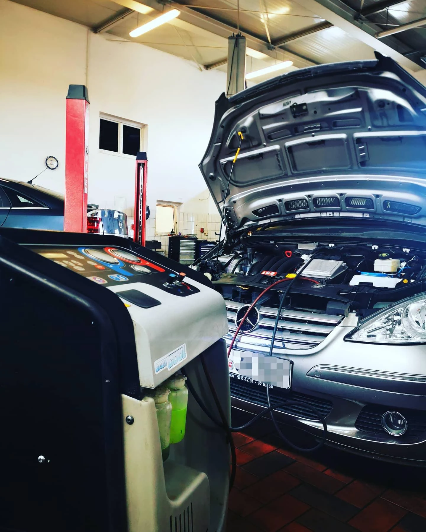 Klimaservice an einem Mercedes mit geöffneter Motorhaube in der Werkstatt Autopark Verden